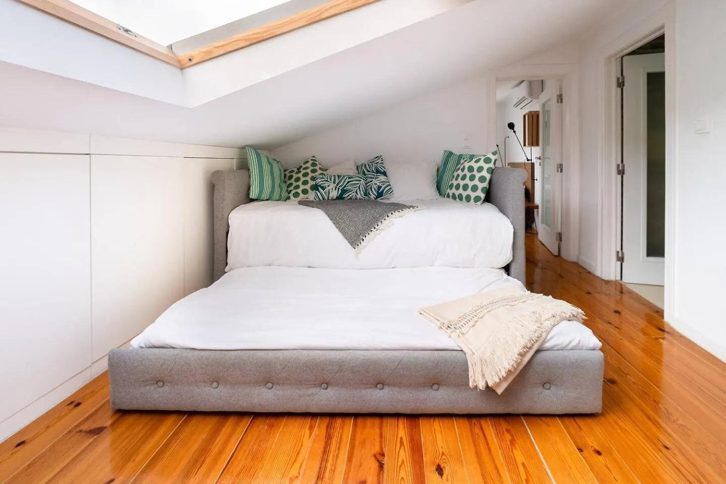 Spacious Penthouse Duplex W Castle Views 리스본 0*,  포르투갈