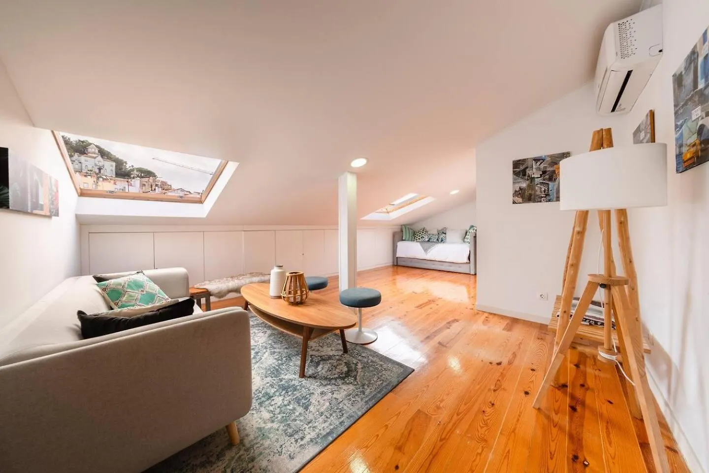 Spacious Penthouse Duplex W Castle Views 리스본 아파트